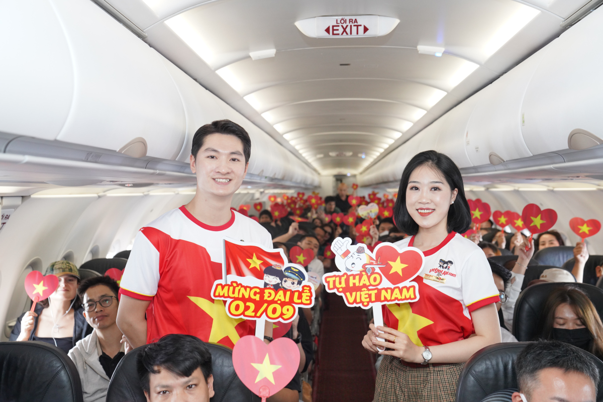 Sắc Đỏ Tự Hào: Vietjet Đưa Tinh Thần Quốc Khánh Lên Bầu Trời