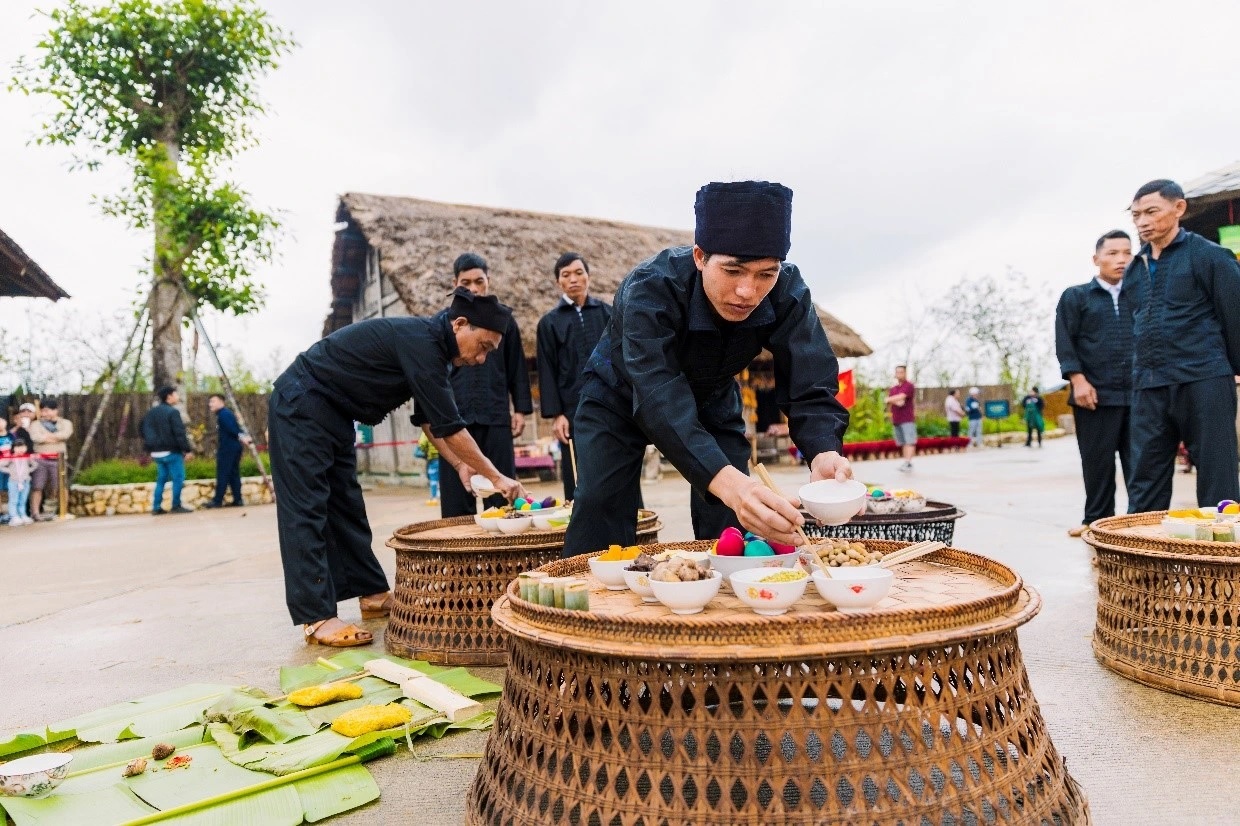 Dù là một trong những dân tộc ít người nhất Việt Nam, người Hà Nhì Đen vẫn lưu giữ nguyên vẹn những nét văn hóa độc đáo của mình. Đặc biệt, tại Bản Mây, mọi nếp sống của người dân tộc này được tái hiện nguyên bản nhất