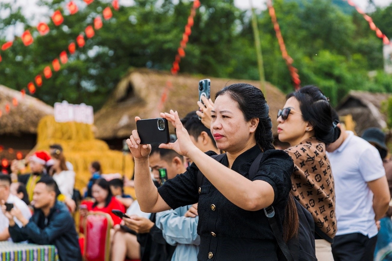 Lễ hội là cơ hội hiếm hoi để du khách tận mắt chứng kiến nghi lễ khấn tế trang trọng, do chính người Hà Nhì Đen thể hiện lòng tôn kính đối với thần nông nghiệp, thần rừng, thần nước, thần đất và thần tình duyên của họ