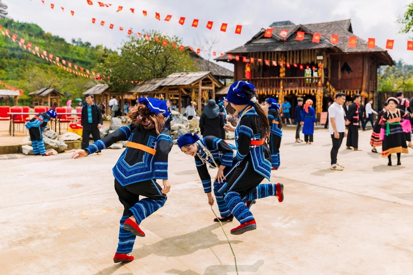 Bên cạnh phần lễ, phần hội vui chơi đu dây, đu quay, đánh quay đầy sôi động... cũng được du khách hưởng ứng nhiệt tình